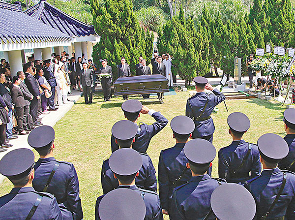 无味屡破案 神探眠浩园  ■被称为「无味神探」的已故督察陈思祺,灵柩