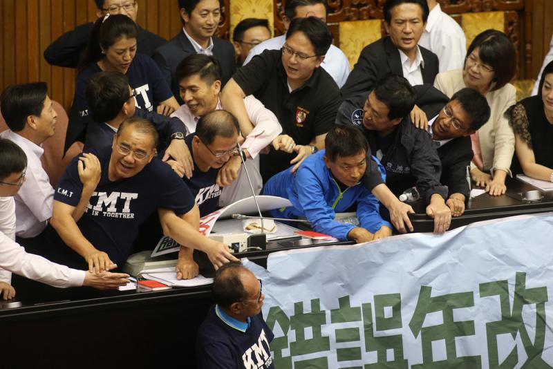台灣當局減軍人退休金 立院審議爆衝突