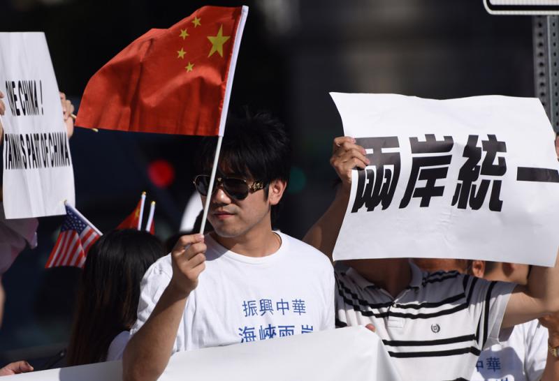 ﻿蔡「過境」美國 逾千華人華僑抗議