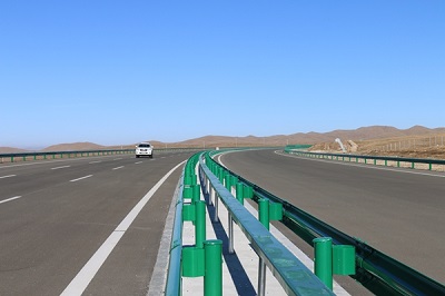 中企承建蒙古國首條高速路瀝青路面全線貫通