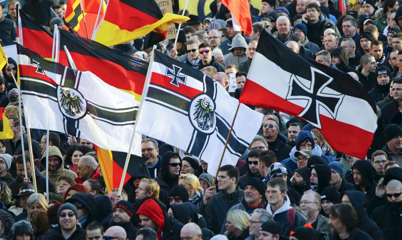 2016年,德国右翼的支持者挥动德意志帝国军旗和德国国旗反对移民