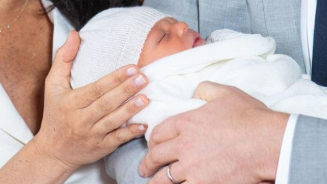 哈里王子的混血寶寶首批照片來了！出生2天的他長這樣