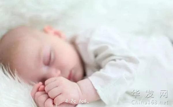 新生兒睡覺時能不能叫醒？