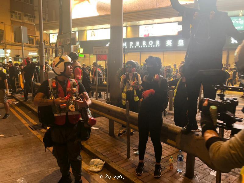 今日的香港已成為「黑色」和「白色」之爭及「藍色」和「黄色」之鬥