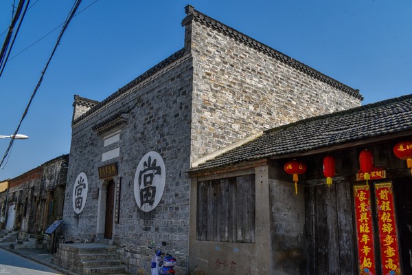 徽州：過街木樓石板路，青磚小瓦馬頭牆