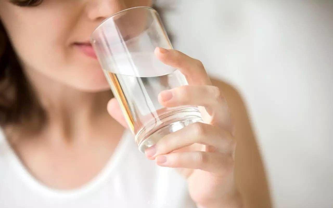 識別11個身體缺水的“信號”！英國全科醫生教妳喝夠水 