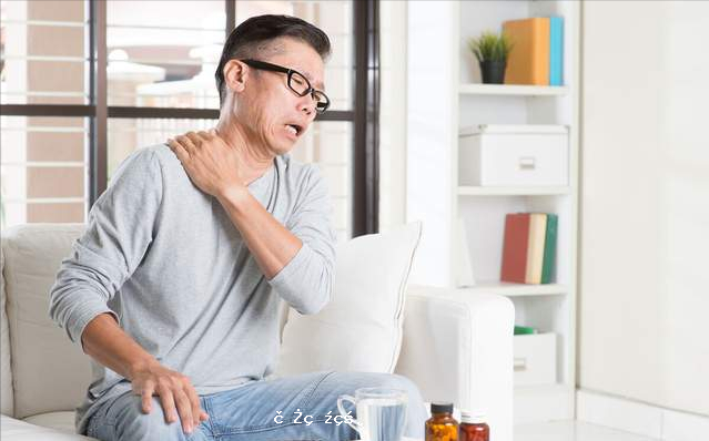 長期肩痛不壹定是肩周炎，可能是3種癌癥的前兆信號！看本文分析 