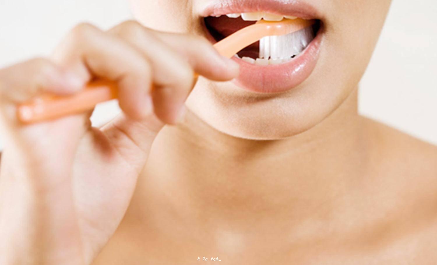 這八個傷牙壞習慣幾乎人人都中招！正確刷牙註意這四點 
