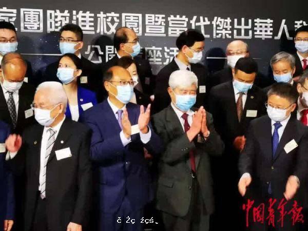 這一刻，內地和香港科學家的手緊緊握在一起 