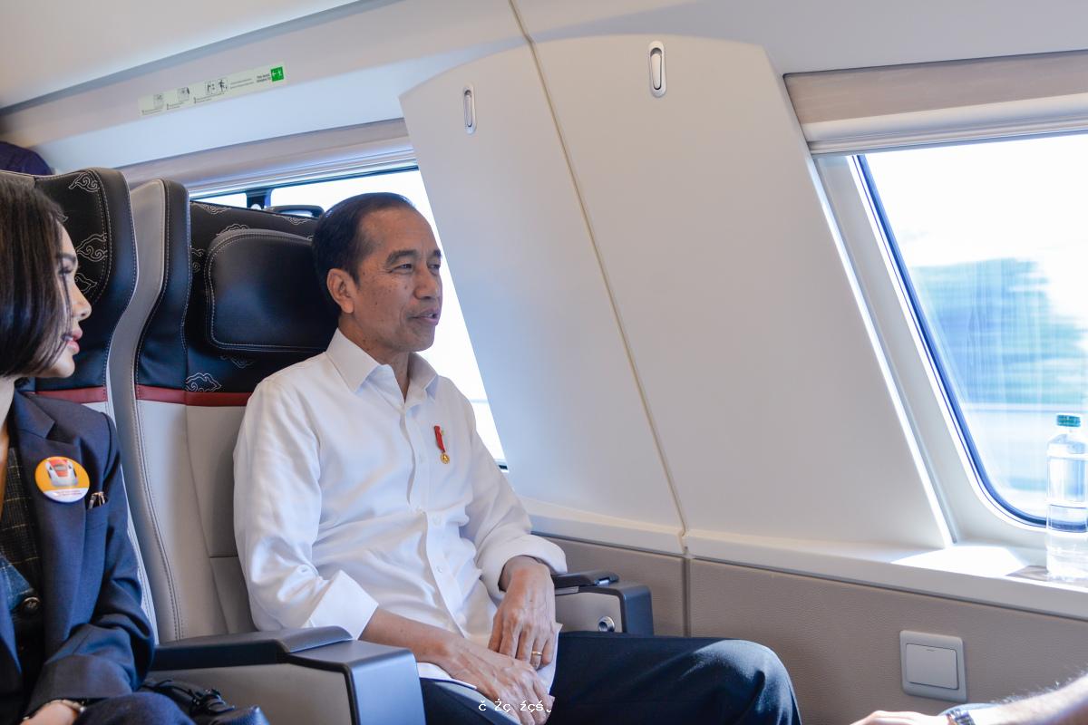 首乘雅萬高鐵 印尼總統佐科：平穩舒適