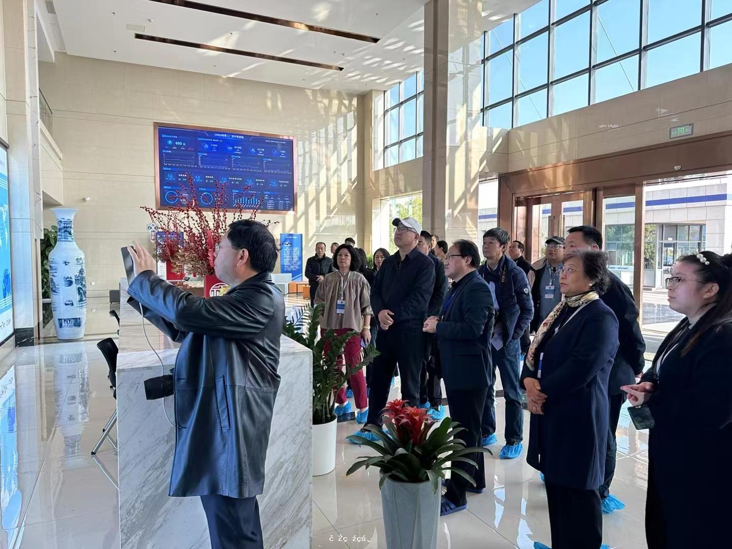 海外華文媒體采訪團走訪安徽富樂德長江半導體材料股份有限公司