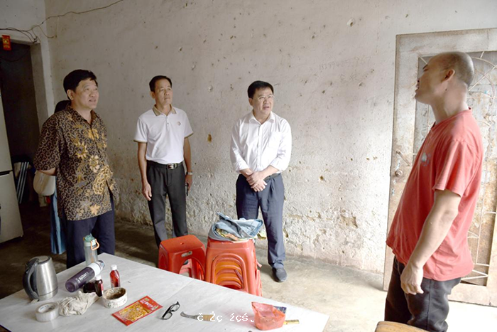 梁謀帶隊赴萬寧興隆華僑農場調研住房等民生問題